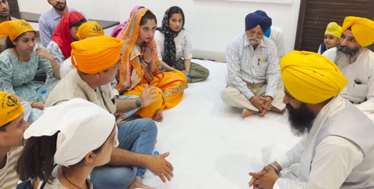 ਅੰਮ੍ਰਿਤਸਰ ਪਹੁੰਚਿਆ ਹਿਮਾਚਲ ਦੇ ਵਿਦਿਆਰਥੀਆਂ ਤੇ ਅਧਿਆਪਕਾਂ ਦਾ ਵਫਦ ਸ੍ਰੀ ਅਕਾਲ ਤਖਤ ਸਾਹਿਬ ਦੇ ਜਥੇਦਾਰ ਨਾਲ ਕੀਤੀ ਮੁਲਾਕਾਤ ਦੋਵੇਂ ਸੂਬਿਆਂ ਦੇ ਲੋਕਾਂ ਨੂੰ ਭਾਈਚਾਰਕ ਸਾਂਝ ਬਣਾਈ ਰੱਖਣ ਦਾ ਦਿੱਤਾ ਸੁਨੇਹਾ