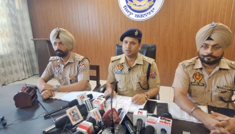 ਬਰਨਾਲਾ ਪੁਲਿਸ ਹੱਥ ਲੱਗੀ ਨਸ਼ਿਆਂ ਨੂੰ ਲੈ ਕੇ ਵੱਡੀ ਸਫਲਤਾ/ 15 ਕੁਇੰਟਲ ਭੁੱਕੀ ਸਮੇਤ ਚਾਰ ਜਣਿਆਂ ਨੂੰ ਕੀਤਾ ਗ੍ਰਿਫਤਾਰ/ ਟਰਾਲੇ ’ਚ ਲੱਦੀ ਫਿਰਦੇ ਸੀ 15 ਕੁਇੰਟਲ ਭੁੱਕੀ ਦੇ ਖੇਪ