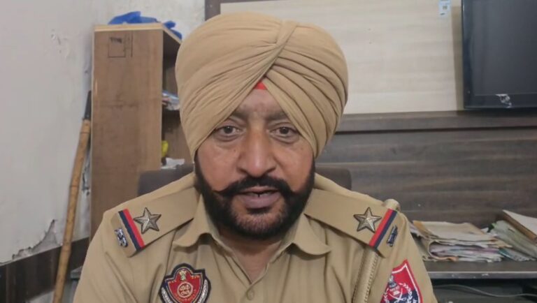 ਅਬੋਹਰ ਦੇ ਬੱਸ ਅੱਡੇ ’ਤੇ ਆਪਸ ’ਚ ਭਿੱੜੇ ਕਿਨਰਾਂ ਦੇ ਦੋ ਧੜੇ/ ਦੋਵਾਂ ਧਿਰਾਂ ਨੇ ਇਕ-ਦੂਜੇ ’ਤੇ ਘਸੁੰਨ-ਮੁੱਕਿਆਂ ਨਾਲ ਕੀਤਾ ਹਮਲਾ/ ਹੰਗਾਮੇ ਦੀ ਵੀਡੀਓ ਵਾਇਰਲ, ਪੁਲਿਸ ਨੇ ਕਾਰਵਾਈ ਕੀਤੀ ਸ਼ੁਰੂ