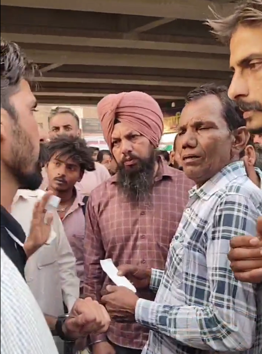 ਗਿੱਦੜਬਾਹਾ ਦੇ ਹੁਸਨਰ ਚੌਂਕ ’ਚ ਪੀਆਰਟੀਸੀ ਮੁਲਾਜ਼ਮਾਂ ਦਾ ਧਰਨਾ/ ਕੰਡਕਟਰ ਨਾਲ ਹੋਈ ਕੁੱਟਮਾਰ ਮਾਮਲੇ ’ਚ ਮੰਗਿਆ ਇਨਸਾਫ਼/ ਬੱਸਾਂ ਖੜ੍ਹੀਆਂ ਕਰ ਕੇ ਲਾਇਆ ਜਾਮ, ਪੁਲਿਸ ਕਰ ਰਹੀ ਕਾਰਵਾਈ