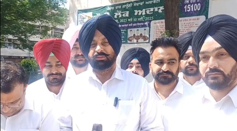 ਫਤਹਿਗੜ੍ਹ ਸਾਹਿਬ ਬਾਰ ਐਸੋਸੀਏਸ਼ਨ ਵੱਲੋਂ ਇਕ ਦਿਨ ਦੀ ਹੜਤਾਲ/ ਅਤਿਵਾਦੀ ਹਮਲੇ ਦੇ ਰੋਸ ਵਜੋਂ ਇਕ ਦਿਨ ਲਈ ਬੰਦ ਕੀਤਾ ਕੰਮ/ ਸਰਕਾਰ ਤੋਂ ਅਤਿਵਾਦੀਆਂ ਖਿਲਾਫ਼ ਸਖ਼ਤ ਕਾਰਵਾਈ ਦੀ ਕੀਤੀ ਮੰਗ