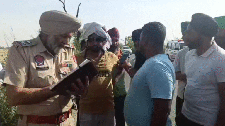 ਗੁਰਦਾਸਪੁਰ ਦੇ ਫਤਹਿਗੜ੍ਹ ਚੂੜੀਆਂ ’ਚ ਟਲਿਆ ਵੱਡਾ ਹਾਦਸਾ/ ਬੱਚਿਆਂ ਲੈ ਕੇ ਜਾ ਰਹੀ ਨਿੱਜੀ ਸਕੂਲ ਦੀ ਵੈਨ ਨੂੰ ਲੱਗੀ ਅੱਗ/ ਲੋਕਾਂ ਵੱਲੋਂ ਸਮਾਂ ਰਹਿੰਦੇ ਕਾਬੂ ਪਾ ਲੈਣ ਕਾਰਨ ਨੁਕਸਾਨ ਤੋਂ ਬਚਾਅ