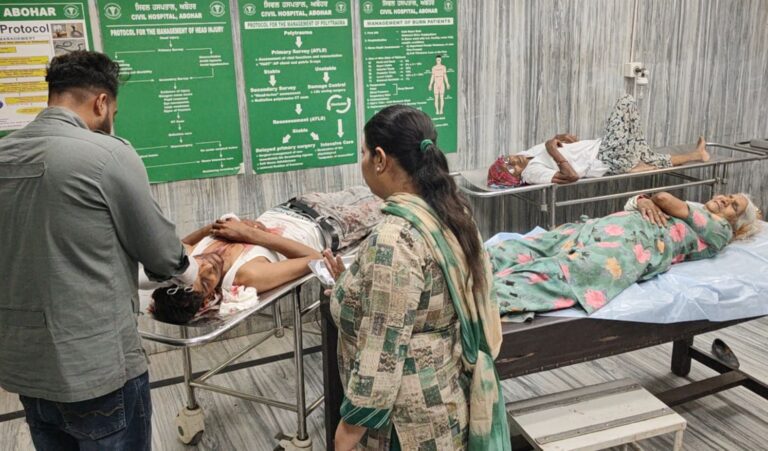 ਅਬੋਹਰ ’ਚ ਮਕਾਨ ਦੇ ਕਬਜ਼ੇ ਨੂੰ ਲੈ ਕੇ ਦੋ ਧਿਰਾਂ ਵਿਚਾਲੇ ਖੂਨੀ ਝੜਪ/ ਦੋਵੇਂ ਧਿਰਾਂ ਦੇ ਅੱਧਾ ਦਰਜਨ ਕੇ ਕਰੀਬ ਲੋਕ ਜ਼ਖ਼ਮੀ/ ਪੁਲਿਸ ਨੇ ਮੌਕੇ ’ਤੇ ਪਹੁੰਚ ਕੇ ਜਾਂਚ ਕੀਤੀ ਸ਼ੁਰੂ