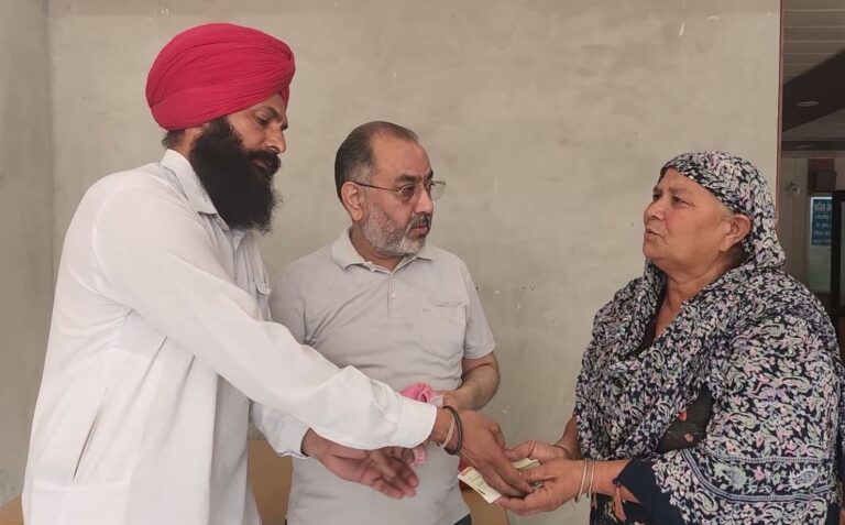 ਗੁਰਦਾਸਪੁਰ ’ਚ ਸਾਬਕਾ ਫੌਜੀ ਨੇ ਕਾਇਮ ਕੀਤੀ ਇਮਾਨਦਾਰੀ ਦੀ ਮਿਸਾਲ/ ਪੈਸਿਆਂ ਵਾਲੀ ਗੁੱਥਲੀ ਕੀਤੀ ਅਸਲ ਮਾਲਕ ਹਵਾਲੇ/ ਬਜ਼ੁਰਗ ਨੂੰ ਪੁੱਤਰ ਦੇ ਇਲਾਜ਼ ਲਈ ਦਾਨ ਵਜੋਂ ਮਿਲੇ ਸੀ ਪੈਸੇ
