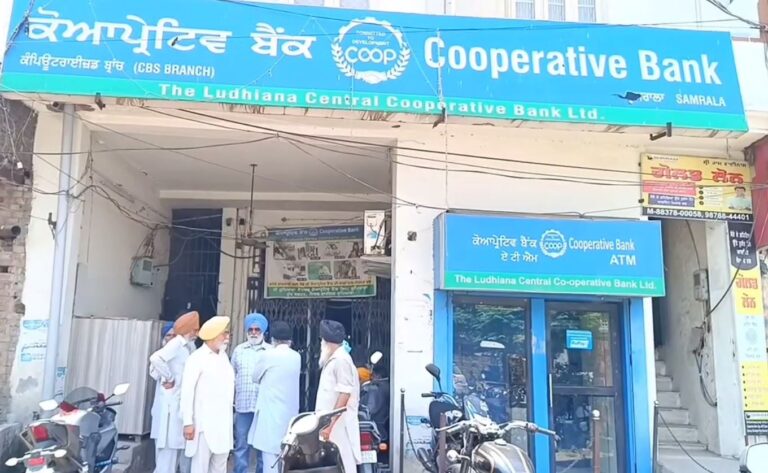 ਸਮਰਾਲਾ ਦੇ ਕੋਆਪ੍ਰੇਟਿਵ ਬੈਂਕ ’ਚ ਸਹੂਲਤਾਂ ਦੀ ਘਾਟ ਤੋਂ ਕਿਸਾਨ ਔਖੇ/ ਬੈਂਕ ਅੰਦਰ ਪੱਖੇ ਅਤੇ ਪੀਣ ਵਾਲੇ ਠੰਡੇ ਪਾਣੀ ਨਹੀਂ ਐ ਕੋਈ ਪ੍ਰਬੰਧ/ ਕਿਸਾਨ ਧੁੱਪੇ ਲਾਈਨਾਂ ’ਚ ਲੱਗਣ ਲਈ ਮਜਬੂਰ