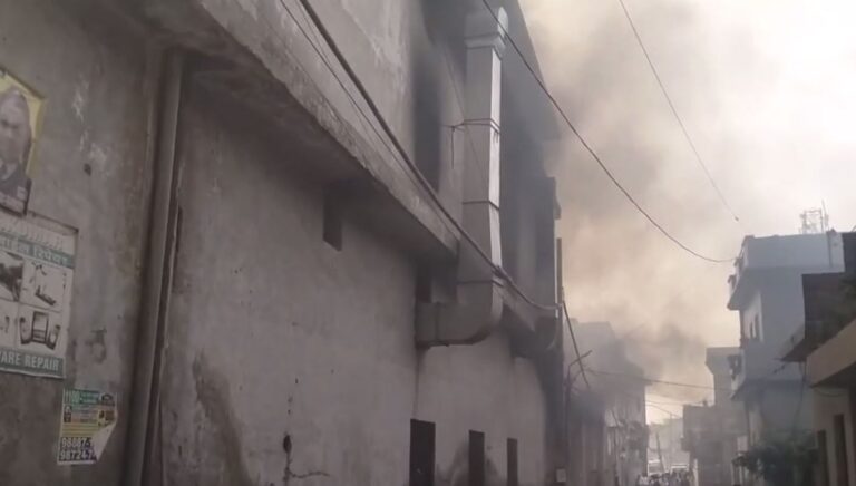 ਲੁਧਿਆਣਾ ਦੇ ਤਾਜਪੁਰ ਰੋਡ ’ਤੇ ਫੈਕਟਰੀ ਅੰਦਰ ਲੱਗੀ ਅੱਗ/ ਲੱਖਾਂ ਦਾ ਸਾਮਾਨ ਸੜ ਕੇ ਸੁਆਹ/ ਫਾਇਰ ਬ੍ਰਿਗੇਡ ਨੇ ਮੁਸ਼ੱਕਤ ਬਾਅਦ ਪਾਇਆ ਕਾਬੂ