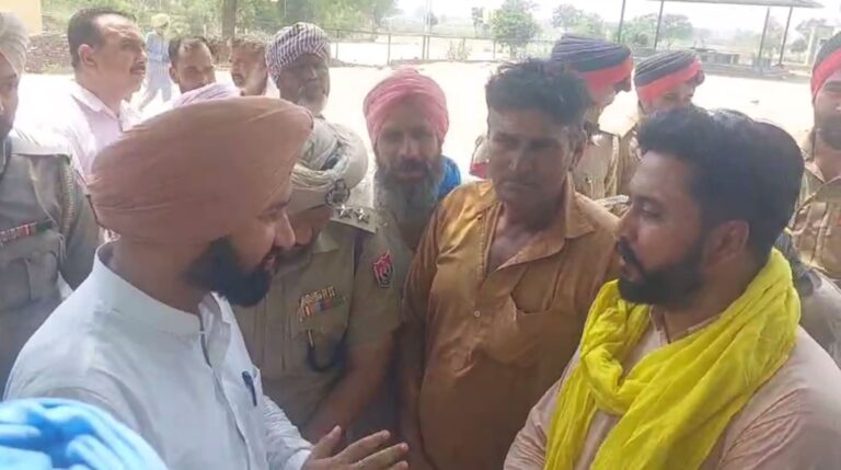 ਸਰਦੂਲਗੜ੍ਹ ਦੇ ਪਿੰਡਾਂ ’ਚ ਕਿਸਾਨਾਂ ਵੱਲੋਂ ਵਿਧਾਇਕ ਦਾ ਘਿਰਾਓ/ ਵਿਧਾਇਕ ਬਣਾਂਵਾਲੀ ਤੋਂ ਕਿਸਾਨਾਂ ਨੇ ਪੁੱਛੇ ਤਿੱਖੇ ਸਵਾਲ