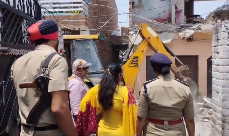 ਜਲੰਧਰ ਪੁਲਿਸ ਨੇ ਤਸਕਰ ਭਰਾਵਾਂ ਦੇ ਘਰ ’ਤੇ ਚਲਾਇਆ ਬੁਲਡੋਜ਼ਰ/ ਨਸ਼ੇ ਦੀ ਕਮਾਈ ਨਾਲ ਬਣਾਏ ਘਰ ਨੂੰ ਕੀਤਾ ਢਹਿ-ਢੇਰੀ/ ਨਸ਼ਾ ਤਸਕਰਾਂ ਨੂੰ ਕਾਰਵਾਈ ਲਈ ਤਿਆਰ ਰਹਿਣ ਦੀ ਦਿੱਤੀ ਚਿਤਾਵਨੀ