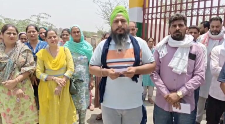 ਫਾਜਿਲਕਾ ਦੇ ਨਿੱਜੀ ਸਕੂਲ ਬਾਹਰ ਮਾਪਿਆਂ ਦਾ ਹੰਗਾਮਾ/ ਗੇਟ ਬੰਦ ਕਰ ਕੇ ਪ੍ਰਗਟਾਇਆ ਰੋਸ/ ਵਾਧੂ ਵਸੂਲੀ ਕਰਨ ਦਾ ਕੀਤਾ ਵਿਰੋਧ