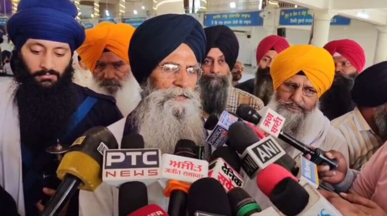 ਸ਼੍ਰੋਮਣੀ ਕਮੇਟੀ ਵੱਲੋਂ ਡਾ. ਮਨਮੋਹਨ ਸਿੰਘ ਦੀ ਤਸਵੀਰ ਲਾਉਣ ਦਾ ਫੈਸਲਾ ਮੁਲਤਵੀ/ ਭਾਈ ਰਾਜੋਆਣਾ ਦੀ ਚਿੱਠੀ ਤੋਂ ਬਾਅਦ ਲਿਆ ਫੈਸਲਾ/ ਐਸਜੀਪੀਸੀ ਪ੍ਰਧਾਨ ਹਰਜਿੰਦਰ ਸਿੰਘ ਧਾਮੀ ਨੇ ਸਾਂਝਾ ਕੀਤੀ ਜਾਣਕਾਰੀ