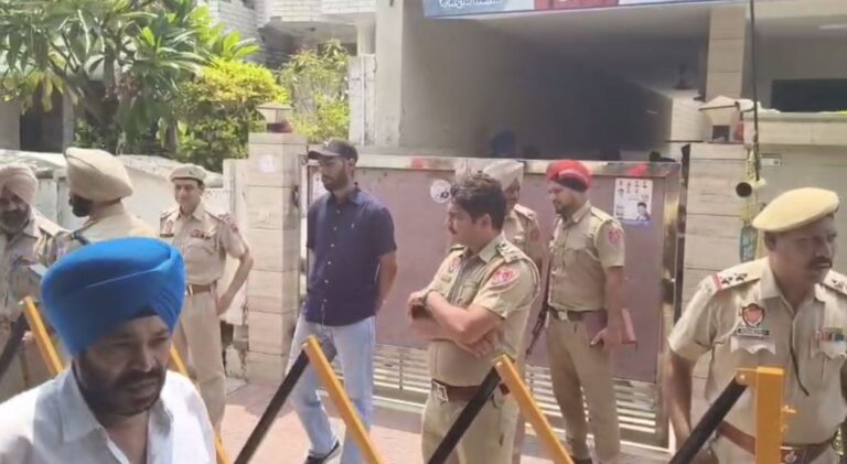 ਜਲੰਧਰ ਸੈਂਟਰਲ ਤੋਂ ਵਿਧਾਇਕ ਰਮਨ ਅਰੋੜਾ ਦੇ ਘਰ ’ਤੇ ਵਿਜੀਲੈਂਸ ਰੇਡ/ ਵਿਧਾਇਕ ਖਿਲਾਫ ਕੇਸ ਦਰਜ ਕਰ ਕੇ ਘਰ ਨੂੰ ਕੀਤਾ ਸੀਲ/ ਲੋਕਾਂ ਨੂੰ ਝੂਠੇ ਨੋਟਿਸ ਭੇਜਣ ਦੇ ਦੋਸ਼ਾਂ ਤਹਿਤ ਹੋਈ ਕਾਰਵਾਈ