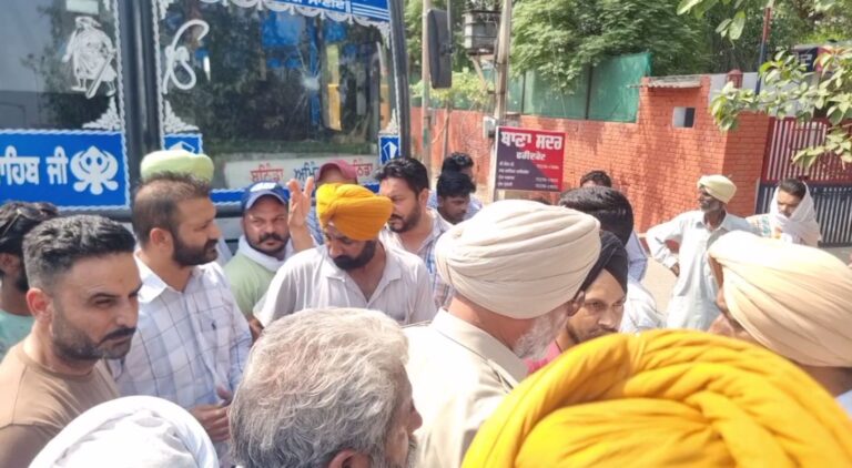 ਫਰੀਦਕੋਟ ’ਚ ਆਟੋ ਰਿਕਸ਼ਾ ਨਾਲ ਬੱਸ ਲੱਗਣ ਨੂੰ ਲੈ ਕੇ ਵਿਵਾਦ/ ਬੱਸ ਚਾਲਕ ਤੇ ਲੱਗੇ ਮਹਿਲਾ ਦੇ ਥੱਪੜ ਮਾਰਨ ਦੇ ਇਲਜ਼ਾਮ