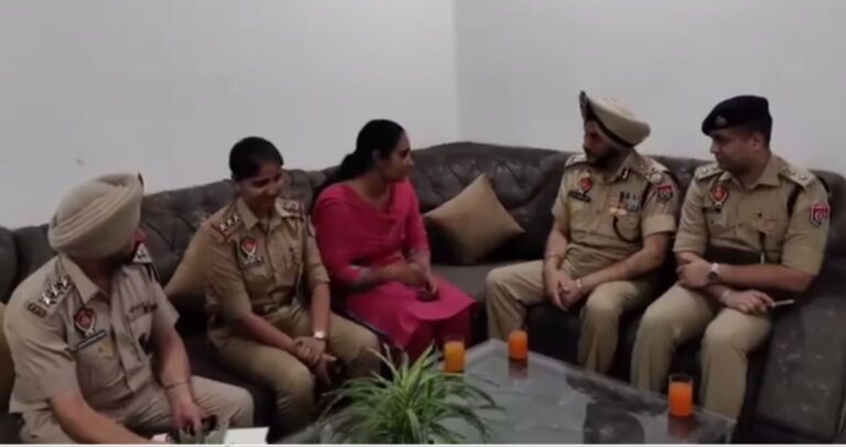 ਅੰਮ੍ਰਿਤਸਰ ਪੁਲਿਸ ਕਮਿਸ਼ਨਰ ਨੇ ਜ਼ਖ਼ਮੀਆਂ ਦਾ ਜਾਣਿਆਂ ਹਾਲ/ ਕਿਸਾਨਾਂ ਨਾਲ ਝੜਪ ਦੌਰਾਨ ਜ਼ਖਮੀ ਹੋਏ ਸੀ ਸਕੂਲੀ ਬੱਚੇ ਤੇ ਮਹਿਲਾ ਸਿਪਾਹੀ/ ਪੁਲਿਸ ਕਮਿਸਨਰ ਨੇ ਮੁਲਾਕਾਤ ਕਰ ਕੇ ਜ਼ਖਮੀਆਂ ਦਾ ਜਾਣਿਆਂ ਹਾਲ