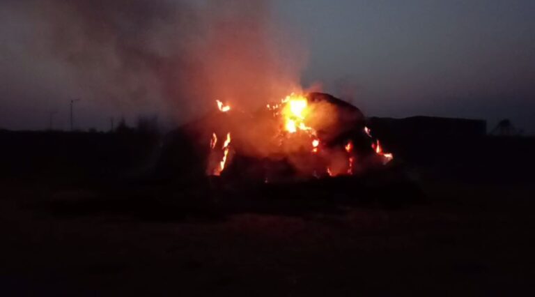 ਸ੍ਰੀ ਹਰਗੋਬਿੰਦਪੁਰ ਸਾਹਿਬ ਗੁਜ਼ਰਾ ਦੀ ਪਰਾਲੀ ਨੂੰ ਲੱਗੀ ਅੱਗ/ ਫਾਇਰ ਬ੍ਰਿਗੇਡ ਨਾ ਹੋਣ ਕਾਰਨ ਹੋਇਆ ਭਾਰੀ ਨੁਕਸਾਨ/ ਨਗਰ ਕੌਂਸਲ ਨੂੰ ਫਾਇਰ ਬ੍ਰਿਗੇਡ ਗੱਡੀ ਦੇਣ ਦੀ ਉੱਠੀ ਮੰਗ