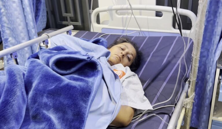 ਅੰਮ੍ਰਿਤਸਰ ’ਚ ਵਿਆਹੁਤਾ ਨੇ ਲਾਈਵ ਹੋ ਕੇ ਨਿਗਲੀ ਜ਼ਹਿਰੀਲੀ ਚੀਜ਼/ ਸੱਸ ਤੇ ਜੇਠ ਤੋਂ ਦੁੱਖੀ ਹੋ ਕੇ ਕੀਤੀ ਖੁਦਕੁਸ਼ੀ ਕਰਨ ਦੀ ਕੀਤੀ ਕੋਸ਼ਿਸ਼/ ਹਸਪਤਾਲ ’ਚ ਕਰਵਾਇਆ ਦਾਖਲ, ਪੁਲਿਸ ਕਰ ਰਹੀ ਜਾਂਚ