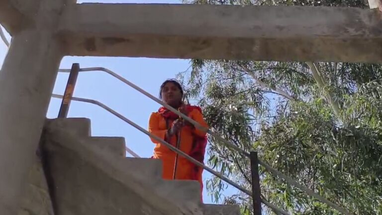 ਜਲਾਲਾਬਾਦ ਦੇ ਪਿੰਡ ਕਮਰੇਵਾਲਾ ’ਚ ਟੈਂਕੀ ’ਤੇ ਚੜ੍ਹੀ ਔਰਤ/ ਇਨਸਾਫ਼ ਨਾ ਮਿਲਣ ਦੇ ਚਲਦਿਆਂ ਖੁਦਕੁਸ਼ੀ ਦੀ ਦਿੱਤੀ ਧਮਕੀ