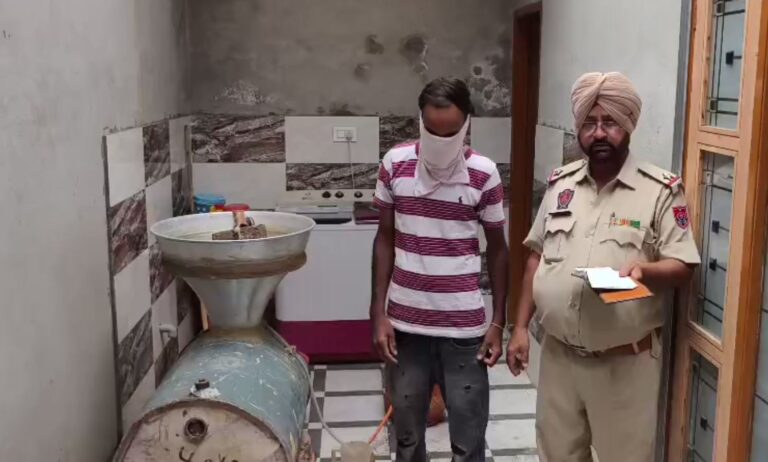 ਜਲਾਲਾਬਾਦ ’ਚ ਨਾਜਾਇਜ਼ ਸ਼ਰਾਬ ਦਾ ਵੱਡਾ ਜ਼ਖੀਰਾ ਬਰਾਮਦ/ ਆਲੀਸ਼ਾਨ ਕੋਠੀ ਅੰਦਰੋਂ ਚਾਲੂ ਭੱਠੀ, ਹਜ਼ਾਰ ਲੀਟਰ ਲਾਹਣ ਤੇ ਸ਼ਰਾਬ ਫੜੀ/ ਮੁਖਬਰ ਦੀ ਇਤਲਾਹ ਬਾਅਦ ਕੀਤੀ ਛਾਪੇਮਾਰੀ ਦੌਰਾਨ ਹੋਈ ਬਰਾਮਦਗੀ