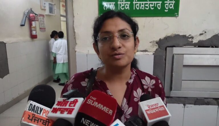 ਬਠਿੰਡਾ ਵਿਜੀਲੈਂਸ ਦੀ ਹਿਰਾਸਤ ਦੌਰਾਨ ਮਹਿਲਾ ਕਾਂਸਟੇਬਲ ਦੀ ਵਿਗੜੀ ਸਿਹਤ/ ਗੁਰਦੇ ਦੀ ਪੱਥਰੀ ਦੀ ਦਰਦ ਤੋਂ ਪੀੜਤ ਐ ਬਰਖਾਸਤ ਕਾਂਸਟੇਬਲ ਅਮਨਦੀਪ ਕੌਰ/ ਵਿਜੀਲੈਂਸ ਨੇ ਸਥਾਨਕ ਸਿਵਲ ਹਸਪਤਾਲ ’ਚ ਕਰਵਾਇਆ ਦਾਖਲ
