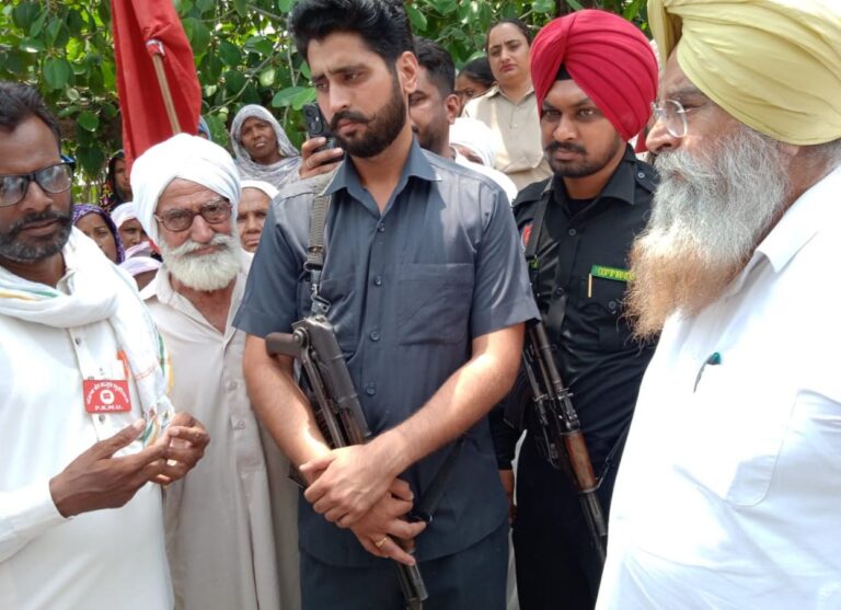 ਲੰਬੀ ਹਲਕੇ ’ਚ ਖੇਤ ਮਜਦੂਰਾਂ ਵੱਲੋਂ ਮੰਤਰੀ ਖੁੱਡੀਆਂ ਦਾ ਘਿਰਾਓ/ ਖੇਤ ਮਜਦੂਰਾਂ ਨੇ ਮੰਤਰੀ ਤੋਂ ਪੁੱਛੇ ਵੱਖ ਵੱਖ ਮਸਲਿਆਂ ਬਾਰੇ ਸਵਾਲ/ ਮੰਤਰੀ ਨੇ ਖੇਤ ਮਜਦੂਰਾਂ ਦੇ ਸਵਾਲ ਸਰਕਾਰ ਤਕ ਪਹੁੰਚਾਉਣ ਦਾ ਭਰੋਸਾ