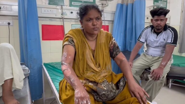 ਸੰਗਰੂਰ ’ਚ ਸੜਕ ਕੰਢੇ ਲੱਗੀ ਅੱਗ ਦੀ ਲਪੇਟ ਆਏ ਮਾਂ-ਪੁੱਤਰ/ ਕਿਸਾਨ ਨੇ ਸੜਕ ਕੰਢੇ ਖੇਤਾਂ ’ਚ ਨਾੜ ਨੂੰ ਲਾਈ ਹੋਈ ਸੀ ਅੱਗ/ ਸੜ ਕੇ ਸੁਆਹ ਹੋਇਆ ਐਕਟਿਵਾ, ਭੱਜ ਕੇ ਬਚਾਈ ਜਾਨ