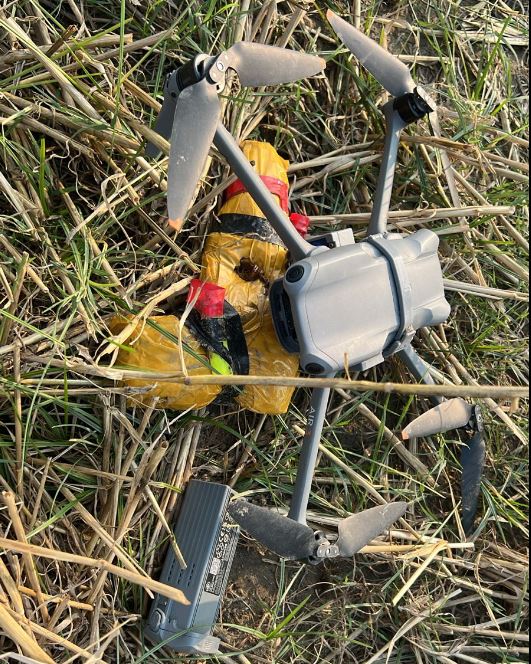 ਫਿਰੋਜ਼ਪੁਰ ਪੁਲਿਸ ਹੱਥ ਲੱਗੀ ਵੱਡੀ ਸਫਲਤਾ/ ਸਰਹੱਦ ਨੇੜਿਓ ਪਾਕਿਸਤਾਨੀ ਡਰੋਨ ਬਰਾਮਦ/ ਖੇਤਾਂ ’ਚ ਪਿਆ ਮਿਲਿਆ ਡਰੋਨ ਤੇ ਪਿਸਟਲ