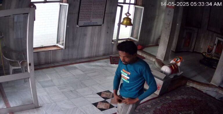 ਫਗਵਾੜਾ ਦੇ ਹਨੂੰਮਾਨਗੜ੍ਹੀ ਮੰਦਰ ’ਚ ਚੋਰੀ/ ਸ਼ਿਵਲਿੰਗ ਤੋਂ ਨਾਗ ਦੇਵਤਾ ਚੋਰੀ ਕਰ ਕੇ ਫਰਾਰ/ ਘਟਨਾ ਸੀਸੀਟੀਵੀ ’ਚ ਕੈਦ, ਸ਼ਰਧਾਲੂਆਂ ’ਚ ਰੋਸ