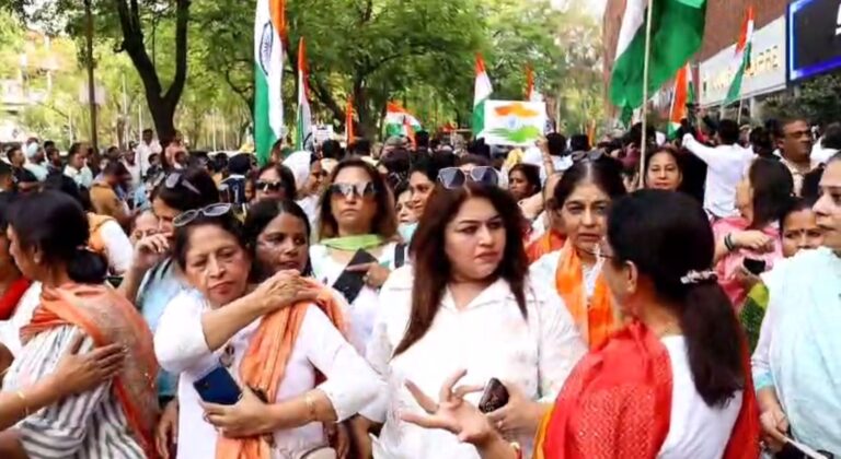 ਚੰਡੀਗੜ੍ਹ ਦੇ ਸੈਕਟਰ-17 ਪਲਾਜਾ ’ਚ ਕੱਢੀ ਤਿਰੰਗਾ ਯਾਤਰਾ/ ਆਪਰੇਸ਼ਨ ਸਿਧੂਰ ਦੀ ਕਾਮਯਾਬੀ ਨੂੰ ਸਮਰਪਿਤ ਸੀ ਯਾਤਰਾ