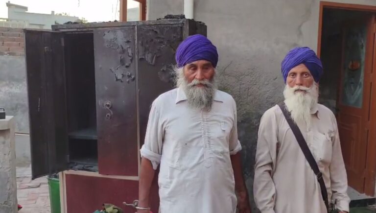 ਜਲਾਲਾਬਾਦ ’ਚ ਘਰ ਨੂੰ ਅੱਗ ਨਾਲ ਲੱਖਾਂ ਦਾ ਨੁਕਸਾਨ/ ਪੀੜਤ ਪਰਿਵਾਰ ਨੇ ਆਰਥਿਕ ਮਦਦ ਦੀ ਕੀਤੀ ਅਪੀਲ/ ਪਿੰਡ ਦੇ ਲੋਕਾਂ ਨੇ ਮੁਸ਼ੱਕਤ ਬਾਅਦ ਪਾਇਆ ਕਾਬੂ