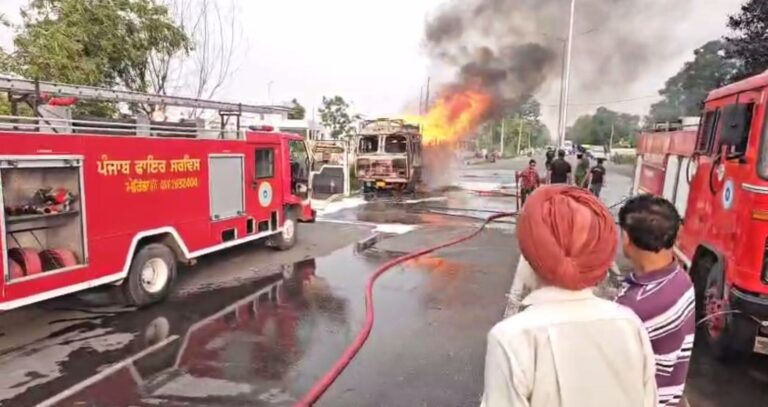 ਮੋਰਿੰਡਾ ਨੇੜੇ ਚੱਲਦੇ ਟਰੱਕ ਨੂੰ ਲੱਗੀ ਅੱਗ/ 90 ਕੁਇੰਟਲ ਪਲਾਸਟਿਕ ਸੜ ਕੇ ਸੁਆਹ/ ਡਰਾਈਵਰ ਸੀ ਸੂਝਬੂਝ ਕਾਰਨ ਸਕੂਲ ਤੇ ਪਟਰੋਲ ਪੰਪ ਦਾ ਬਚਾਅ