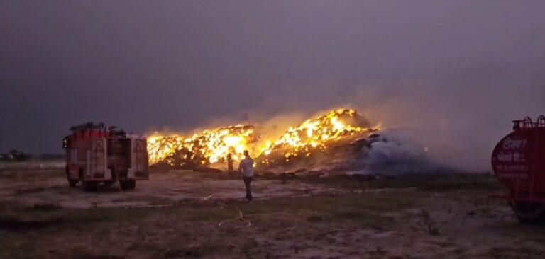 ਸੰਗਰੂਰ ’ਚ ਪਰਾਲੀ ਦੇ ਡੰਪ ਨੂੰ ਲੱਗੀ ਭਿਆਨਕ ਅੱਗ/ ਫਾਇਰ ਬ੍ਰਿਗੇਡ ਦੀਆਂ ਗੱਡੀਆਂ ਨੇ ਮੁਸ਼ੱਕਤ ਬਾਅਦ ਪਾਇਆ ਕਾਬੂ