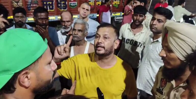 ਜਲੰਧਰ ’ਚ ਨਸ਼ਾ ਤਸਕਰ ਖਿਲਾਫ਼ ਨਿਤਰੇ ਮੁਹੱਲੇ ਦੇ ਲੋਕ/ ਮੌਕੇ ’ਤੇ ਪਹੁੰਚੀ ਪੁਲਿਸ ਨੇ ਹਿਰਾਸਤ ’ਚ ਲਿਆ ਤਸਕਰ