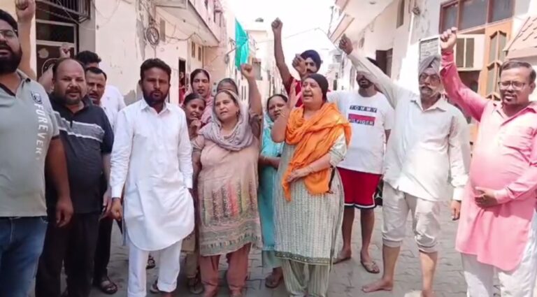 ਮਾਨਸਾ ਵਾਸੀਆਂ ਦਾ ਸੀਵਰੇਜ ਸਮੱਸਿਆ ਖਿਲਾਫ਼ ਫੁੱਟਿਆ ਗੁੱਸਾ/ ਪ੍ਰੇਸ਼ਾਨ ਲੋਕਾਂ ਨੇ ਧਰਨਾ ਦੇ ਕੇ ਕੀਤੀ ਨਾਅਰੇਬਾਜ਼ੀ