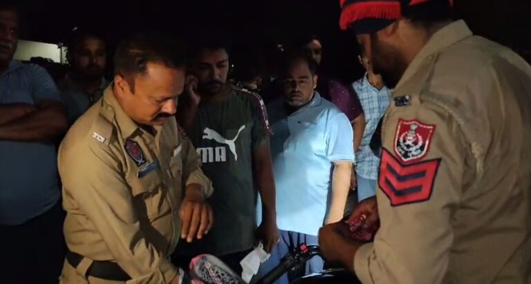 ਫਾਜਿਲਕਾ ’ਚ ਬਾਈਕ ਛੱਡ ਫਰਾਰ ਹੋਏ ਲੁਟੇਰੇ/ ਮੋਬਾਈਲ ਖੋਹ ਕੇ ਭੱਜਣ ਦੌਰਾਨ ਡਿੱਗੇ ਸੀ ਥੱਲੇ/ ਲੋਕਾਂ ਨੇ ਮੋਟਰ ਸਾਈਕਲ ਤੇ ਕਾਪਾ ਕੀਤਾ ਬਰਾਮਦ