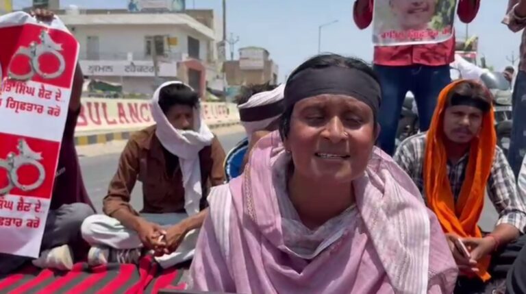 ਫਾਜਿਲਕਾ ’ਚ ਇਨਸਾਫ ਦੀ ਮੰਗ ਨੂੰ ਲੈ ਕੇ ਰੋਸ ਧਰਨਾ/ ਪੁੱਤਰ ਦੀ ਮੌਤ ਦਾ ਇਨਸਾਫ ਨਾ ਮਿਲਣ ’ਤੇ ਹਾਈਵੇ ਕੀਤਾ ਜਾਮ