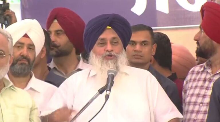 ਲੁਧਿਆਣਾ ’ਚ ਮਾਨ ਸਰਕਾਰ ’ਤੇ ਵਰ੍ਹੇ ਸੁਖਬੀਰ ਬਾਦਲ/ ਗਲਾਡਾ ਦਫਤਰ ਅੱਗੇ ਪਾਰਟੀ ਧਰਨੇ ਨੂੰ ਕੀਤਾ ਸੰਬੋਧਨ/ ਕਿਹਾ, ਸਰਕਾਰ ਬਣੀ ਤਾਂ ਬਾਹਰੀ ਲੋਕਾਂ ਦੇ ਜ਼ਮੀਨ ਖਰੀਦਣ ’ਤੇ ਲਾਵਾਂਗੇ ਰੋਕ