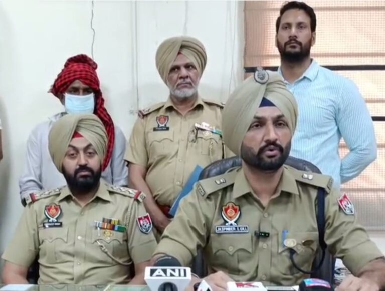 ਜ਼ੀਰਕਪੁਰ ਪੁਲਿਸ ਵੱਲੋਂ ਸ਼ਰਾਬ ਤੇ ਨਸ਼ੇ ਦੀ ਖੇਪ ਸਮੇਤ ਤਿੰਨ ਕਾਬੂ/ 220 ਪੇਟੀਆਂ ਸ਼ਰਾਬ ਤੇ 500 ਗਰਾਮ ਹੈਰੋਇਨ ਬਰਾਮਦ