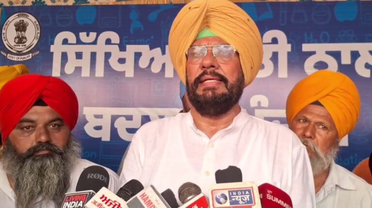 ਅਜਨਾਲਾ ਤਹਿਸੀਲ ਦੇ ਅਚਾਨਕ ਦੌਰੇ ’ਤੇ ਪਹੁੰਚੇ ਮੰਤਰੀ ਧਾਲੀਵਾਲ/ ਮਿਲ ਰਹੀਆਂ ਸ਼ਿਕਾਇਤਾਂ ਤੋਂ ਬਾਅਦ ਅਚਾਨਕ ਕੀਤੀ ਚੈਕਿੰਗ/ ਸਰਕਾਰੀ ਬਾਬੂਆਂ ਨੂੰ ਪਈ ਭਾਜੜ, ਗੁੱਸੇ ’ਚ ਦਿਖਾਈ ਦਿੱਤੇ ਮੰਤਰੀ