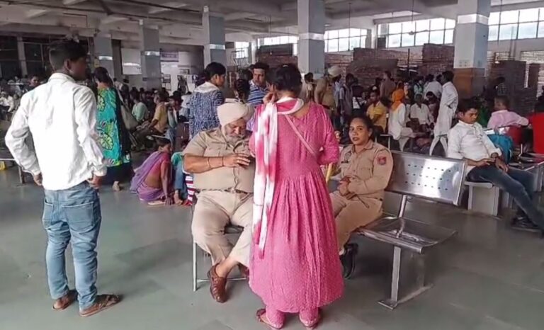 ਅੰਮ੍ਰਿਤਸਰ ਰੇਲਵੇ ਸਟੇਸ਼ਨ ’ਤੇ ਰੇਲਵੇ ਪੁਲਿਸ ਦੀ ਚੈਕਿੰਗ/ ਡਾਗ ਸਕੂਐਡ ਦੀ ਮਦਦ ਨਾਲ ਯਾਤਰੀਆਂ ਦੀ ਕੀਤੀ ਜਾਂਚ/ ਰੇਲਵੇ ਸਟੇਸ਼ਨ ’ਤੇ ਹਰ ਆਉਣ-ਜਾਣ ਵਾਲੇ ’ਤੇ ਰੱਖੀ ਜਾ ਰਹੀ ਨਜ਼ਰ