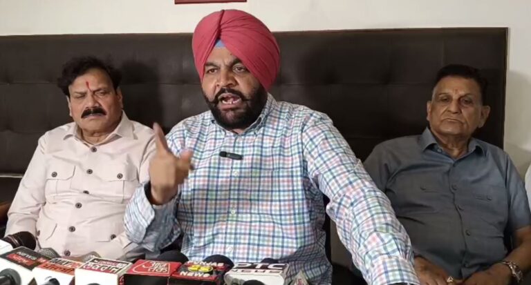 ਅੰਮ੍ਰਿਤਸਰ ਸ਼ਰਾਬ ਮਾਮਲੇ ਨੂੰ ਲੈ ਕੇ ਭੜਕੇ ਸਾਂਸਦ ਗੁਰਜੀਤ ਔਜਲਾ/ ਲੋਕਾਂ ਦੇ ਜਾਨੀ ਨੁਕਸਾਨ ਲਈ ਸਰਕਾਰ ਨੂੰ ਦੱਸਿਆ ਜ਼ਿੰਮੇਵਾਰ/ ਕਿਹਾ, ਮੁੱਖ ਮੰਤਰੀ ਅਸਤੀਫਾ ਦੇ ਦੇਣ ਜਾਂ ਡੀਜੀਪੀ ਤਕ ਕਾਰਵਾਈ ਹੋਵੇ