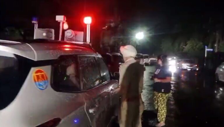 ਮੋਹਾਲੀ ’ਚ ਪ੍ਰੋਡਿਊਸਰ ਪਿੰਕੀ ਧਾਲੀਵਾਲ ਦੇ ਘਰ ‘ਤੇ ਫਾਇਰਿੰਗ/ ਵਾਰਦਾਤ ਨੂੰ ਅੰਜ਼ਾਮ ਦੇਣ ਬਾਅਦ ਮੌਕੇ ਤੇ ਫਰਾਰ ਹੋਏ ਹਮਲਾਵਰ/ ਮੌਕੇ ਤੇ ਪਹੁੰਚੀਆਂ ਪੁਲਿਸ ਟੀਮਾਂ ਨੇ ਜਾਂਚ ਕੀਤੀ ਸ਼ੁਰੂ