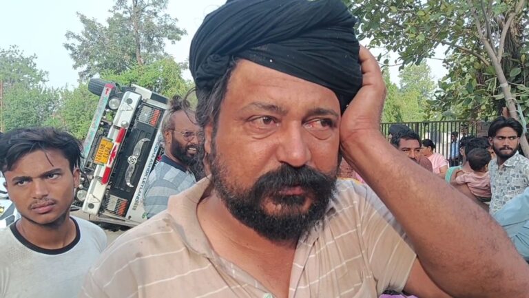 ਬਰਨਾਲਾ ਸ਼ਹਿਰ ਦੀ ਮੁੱਖ ਸੜਕ ’ਤੇ ਪਲਟਿਆ ਟਰੱਕ/ ਮੋਟਰਸਾਈਕਲ ਸਵਾਰ ਨੂੰ ਬਚਾਉਂਦੇ ਹੋਏ ਵਾਪਰਿਆ ਹਾਦਸਾ/ ਡਰਾਈਵਰ ਦੀ ਸੂਝ ਬੂਝ ਕਾਰਨ ਜਾਨ ਜਾਨੀ ਨੁਕਸਾਨ ਬਚਿਆ