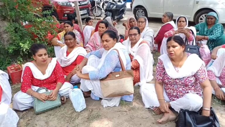 ਫਤਿਹਗੜ੍ਹ  ’ਚ ਆਗਣਵਾੜੀ ਵਰਕਰਾਂ ਦਾ ਧਰਨਾ/ ਸਰਕਾਰ ਦੀ ਪੋਸ਼ਣ ਅਭਿਆਨ ਯੋਜਨਾ ਦਾ ਕੀਤਾ ਬਾਈਕਾਟ