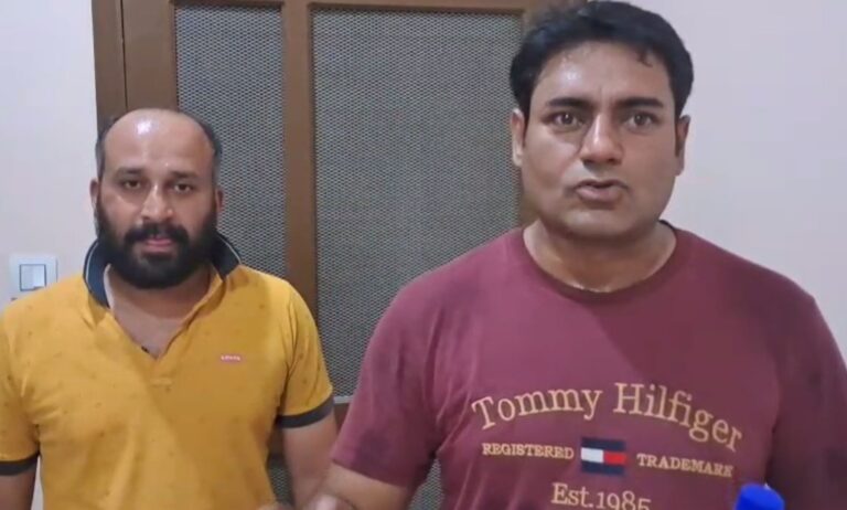 ਅੰਮ੍ਰਿਤਸਰ ਦੀ ਜਗਦੰਬਾ ਕਾਲੋਨੀ ’ਚ ਅੱਗ ਦਾ ਤਾਂਡਵ/ ਪਲਾਂ ’ਚ ਹੀ ਸੜ ਕੇ ਸੁਆਹ ਹੋਇਆ ਭਰਿਆ ਭਰਾਇਆ ਘਰ/ ਸੈਰ ’ਤੇ ਜਾਣ ਕਾਰਨ ਪਰਿਵਾਰ ਦਾ ਬਚਾਅ, ਮੁਖੀਆ ਝੁਲਸਿਆ