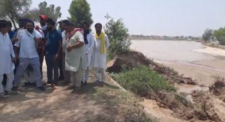 ਲੰਬੀ ਦੇ ਪਿੰਡ ਹਕੂਵਾਲਾ ਮਾਇਨਰ ’ਚ ਪਿਆ ਪਾੜ/ ਅਗਲੇ ਪਿੰਡਾਂ ’ਚ ਨਹੀਂ ਪਹੁੰਚ ਰਿਹਾ ਪਾਣੀ/ ਸਰਹੰਦ ਨਹਿਰ ’ਚੋਂ ਪਾਣੀ ਦੇਣ ਦੀ ਕੀਤੀ ਮੰਗ