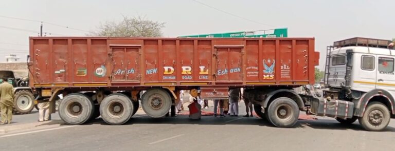 ਮਲੋਟ ’ਚ ਟਰੱਕ ਆਪਰੇਟਰਾਂ ਨੇ ਰੋਡ ਜਾਮ ਕਰ ਕੇ ਲਾਇਆ ਧਰਨਾ/ ਸੇਲੋ ਗੁਦਾਮ ’ਚ ਕਣਕ ਦੀ ਅਨਲੋਡਿੰਗ ਨਾ ਹੋਣ ਖਿਲਾਫ਼ ਕੀਤੀ ਨਾਅਰੇਬਾਜ਼ੀ