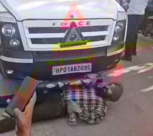 ਚੰਡੀਗੜ੍ਹ ’ਚ ਹਿਮਾਚਲ ਤੇ ਪੰਜਾਬ ਦੇ ਡਰਾਈਵਰ ਆਹਮੋ ਸਾਹਮਣੇ/ ਹਿਮਾਚਲ ਦੀਆਂ ਗੱਡੀਆਂ ਦੇ ਸਵਾਰੀਆਂ ਚੁੱਕਣ ਦਾ ਕੀਤਾ ਵਿਰੋਧ/ਹਿਮਾਚਲ ’ਚ ਬਾਹਰੀ ਲੋਕਾਂ ’ਤੇ ਹਮਲੇ ਨੂੰ ਲੈ ਕੇ ਪ੍ਰਗਟਾਇਆ ਇਤਰਾਜ਼