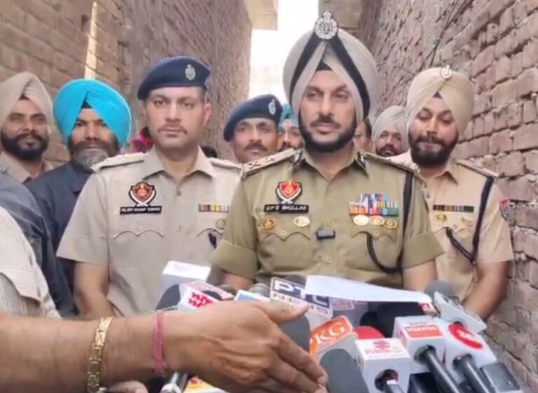 ਅੰਮ੍ਰਿਤਸਰ ’ਚ ਨਸ਼ਾ ਤਸਕਰ ਭਰਾਵਾਂ ਦੇ ਘਰ ’ਤੇ ਚੱਲਿਆ ਪੀਲਾ ਪੰਜਾ/ ਨਗਰ ਨਿਗਮ ਨੇ ਪੁਲਿਸ ਦੀ ਨਿਗਰਾਨੀ ਹੇਠਾ ਮੁਕੰਮਲ ਕੀਤੀ ਕਾਰਵਾਈ