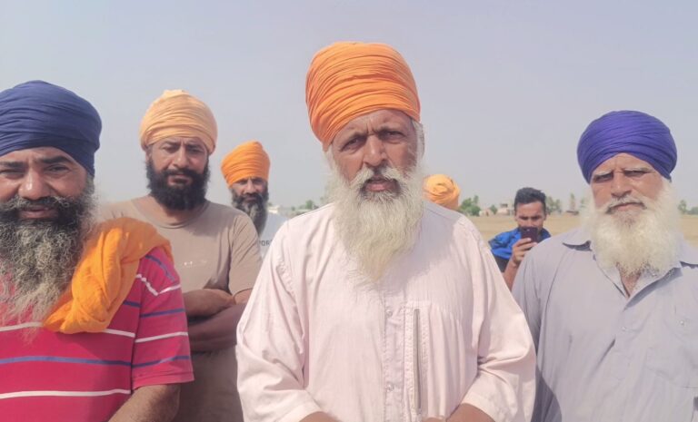 ਤਰਨ ਤਾਰਨ ’ਚ ਬਿਜਲੀ ਮਹਿਕਮੇ ਬਾਅਦ ਲੋਕਾਂ ਦਾ ਪ੍ਰਦਰਸ਼ਨ/ ਹਫਤਾ ਪਹਿਲਾਂ ਟੁੱਟੇ ਬਿਜਲੀ ਦੇ ਪੋਲਾਂ ਦੀ ਨਹੀਂ ਲਈ ਸਾਰ/ ਲੋਕਾਂ ਨੇ ਜਾਣਬੁਝ ਕੇ ਖੰਭੇ ਤੋੜਣ ਦੇ ਲਾਏ ਇਲਜ਼ਾਮ