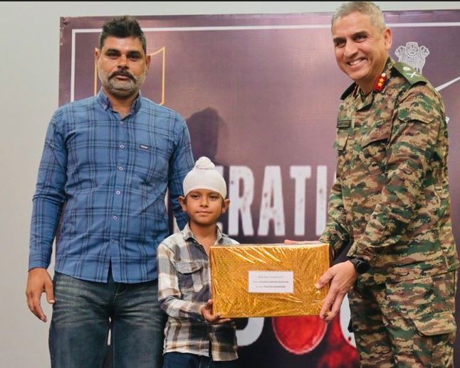 ਫਿਰੋਜ਼ਪੁਰ ਵਾਸੀ 10 ਸਾਲਾ ਸਰਵਨ ਸਿੰਘ ਦਾ ਆਪਰੇਸ਼ਨ ਸੰਧੂਰ ਤਹਿਤ ਸਨਮਾਨ/ ਭਾਰਤੀ ਫੌਜ ਦਾ ਸਮਰਥਨ ਕਰਨ ਬਦਲੇ ਫੌਜ ਨੇ ਕੀਤਾ ਸਨਮਾਨਤ/ ਸਰਹੱਦ ਤੇ ਠਹਿਰਾਅ ਦੌਰਾਨ ਫੌਜੀਆਂ ਦੀ ਸਰਵਨ ਸਿੰਘ ਨੇ ਕੀਤੀ ਸੀ ਮਦਦ