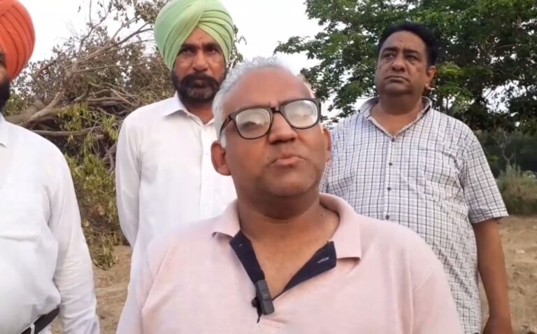 ਫਰੀਦਕੋਟ ’ਚ ਦਰੱਖਤਾਂ ਦੇ ਵੈਰੀ ਬਣੇ ਨਹਿਰੀ ਵਿਭਾਗ ਦੇ ਠੇਕੇਦਾਰ/ ਨਹਿਰਾਂ ਦੇ ਨਾਲ ਨਾਲ ਮਿੱਟੀ ਪਾਉਣ ਬਹਾਨੇ ਬਣਾ ਰਹੇ ਨਿਸ਼ਾਨਾ/ ਸਾਲਾਂ ਪੁਰਾਣੇ ਦਰੱਖਤਾਂ ਦੀਆਂ ਜੜ੍ਹਾਂ ’ਚੋਂ ਮਿੱਟੀ ਕੱਢ ਪਹੁੰਚਾ ਰਹੇ ਨੁਕਸਾਨ